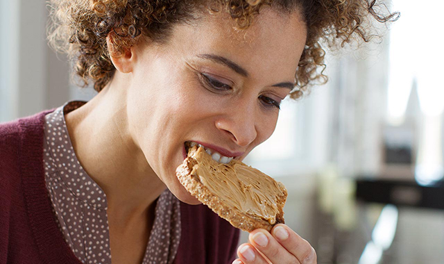 femme qui mange un ribs à un barbecue